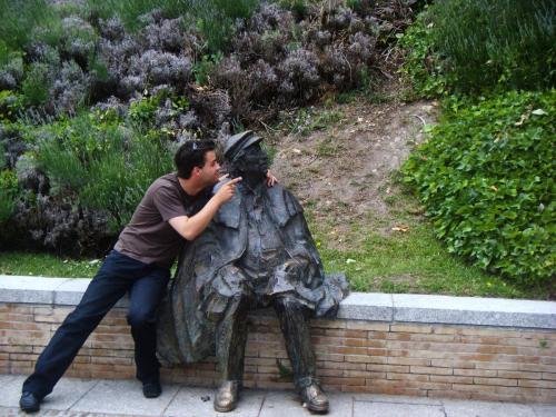 Avelino giving instructions to some statue @ Salamanca (Spain)